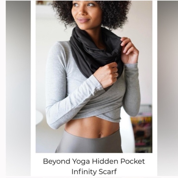 Beyond Yoga Accessories - NWT Beyond Yoga Pocket Infinity Scarf Black